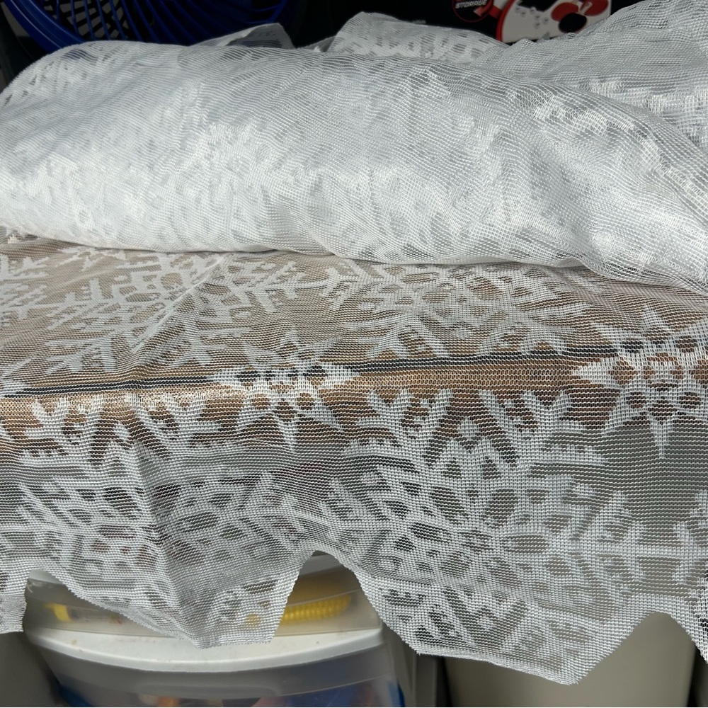 White Snowflake Lace tablecloths…lot of 4. See details for size